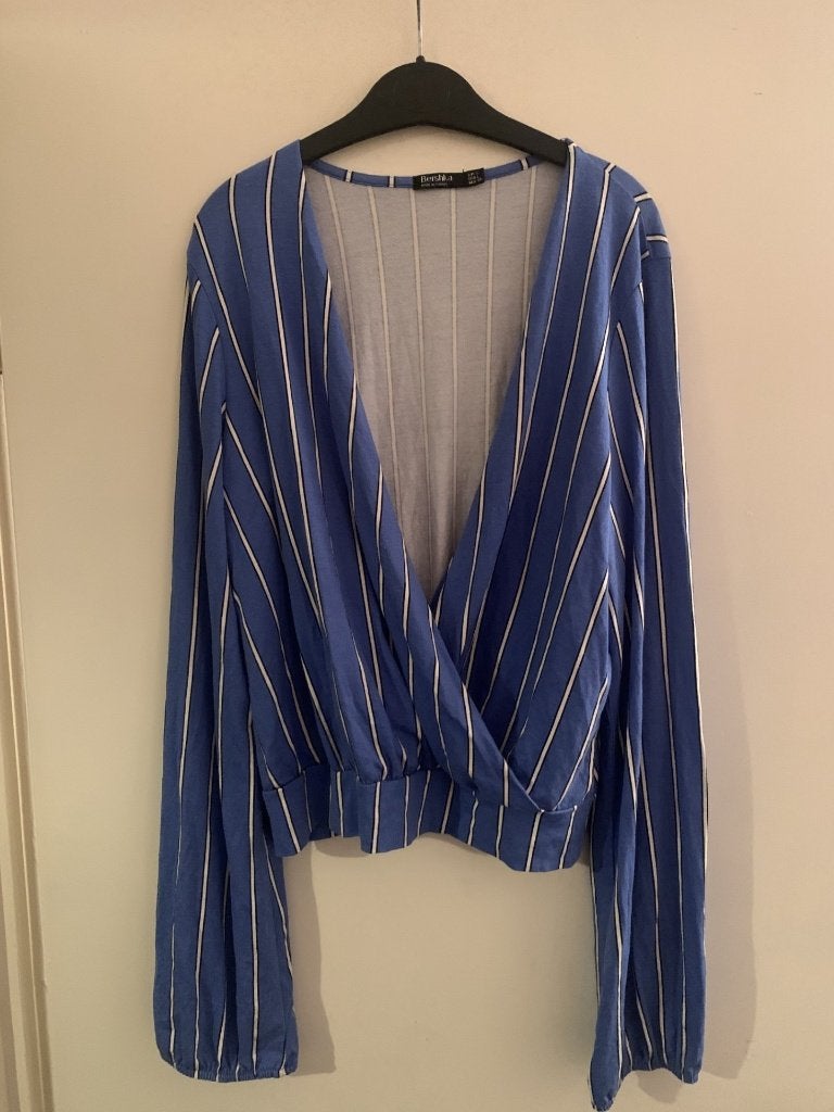 Blauw/witte croptop van de Bershka. Maat L, Kleding | Dames, Blauw, Maat 42/44 (L), Zo goed als nieuw, Lange mouw