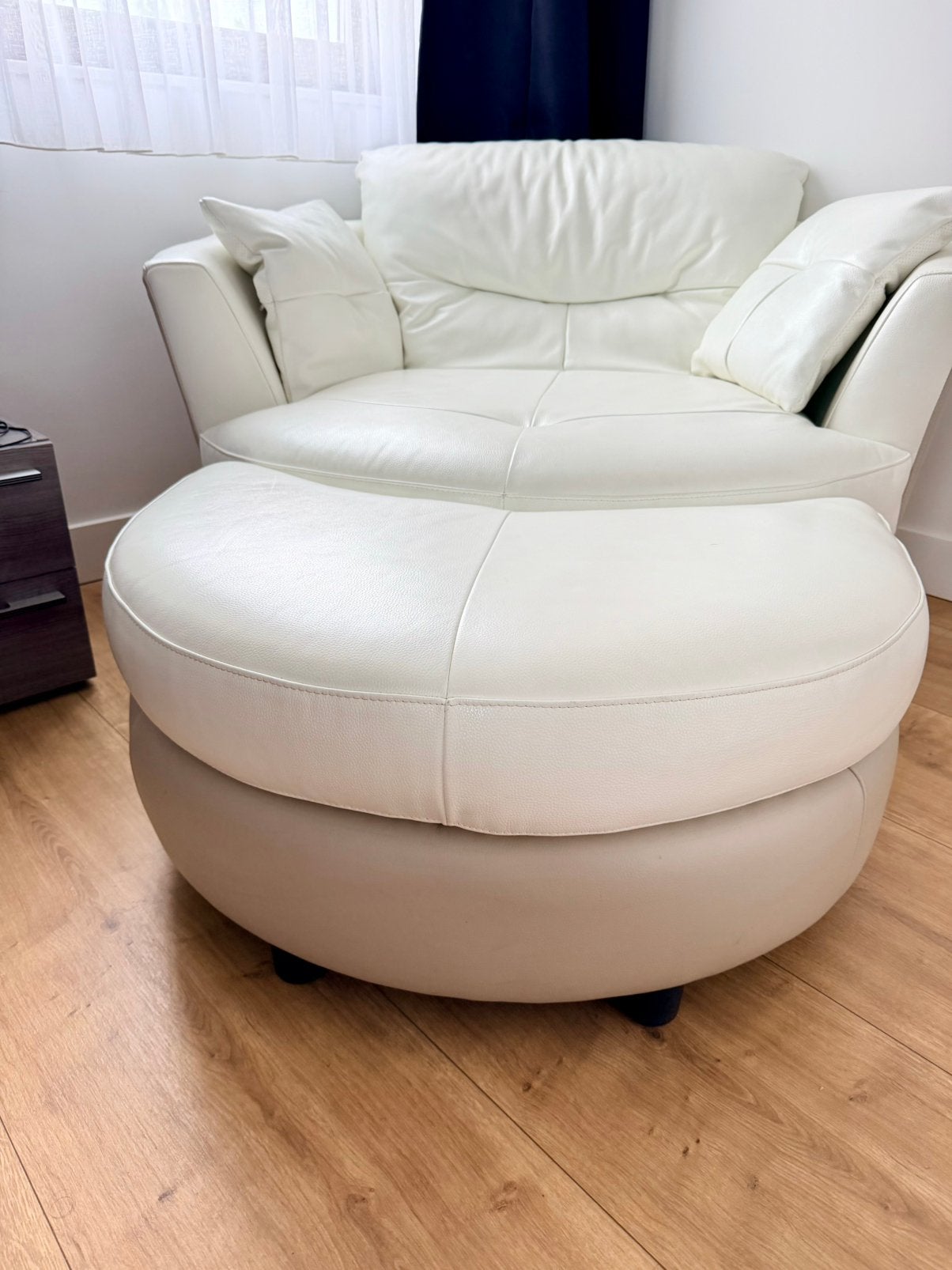 Luxe Crème Leren Draaifauteuil met Voetenbank, Huis en Inrichting, Banken | Voetenbanken en Poefen, Ophalen, Rond, 100 tot 125 cm