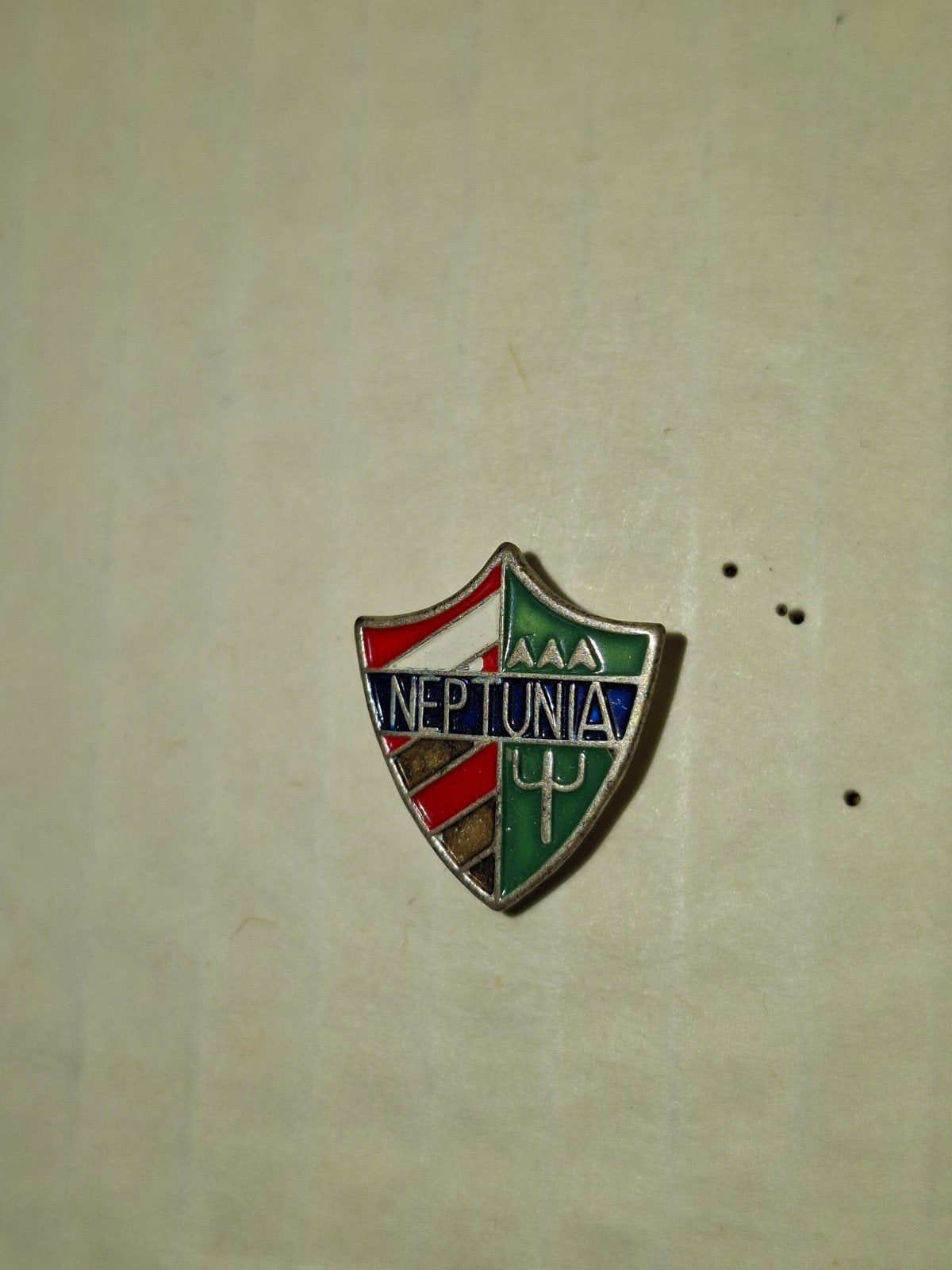 Vintage Neptunia voetbalspeldje - Emaille Schild, Verzamelen, Ophalen of Verzenden, Gebruikt, Overige onderwerpen, Speldje of Pin