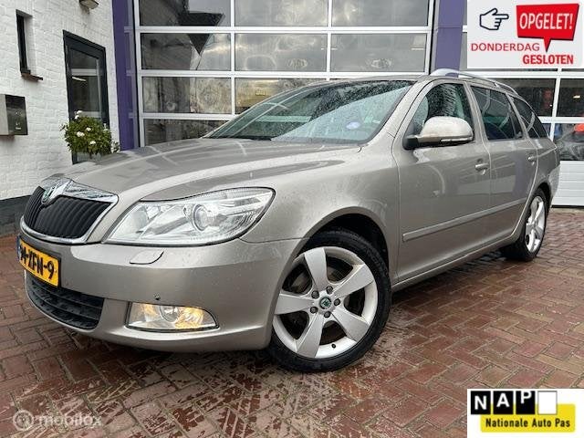 Skoda Octavia Combi 1.2 TSI Elegance * NAVIGATIE * TREKHAAK, Voorwielaandrijving, Euro 5, Stof, Gebruikt