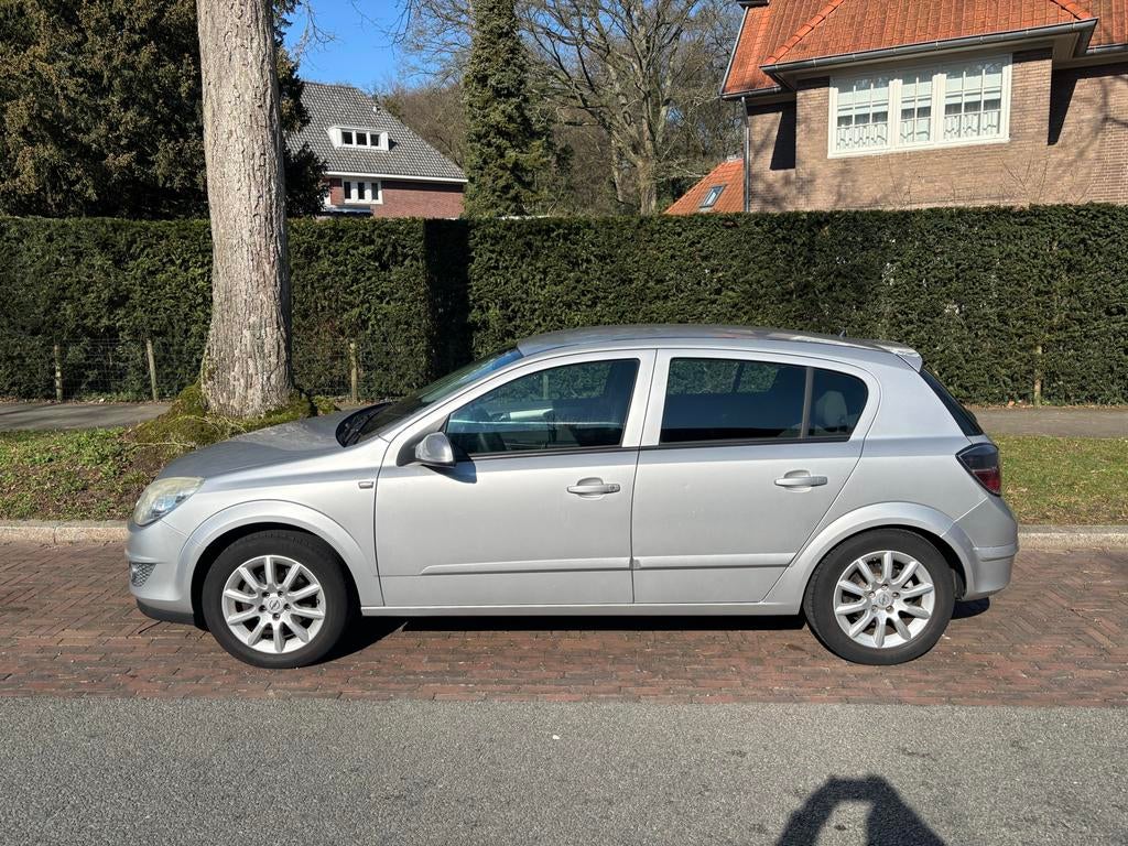 Opel Astra 1.6 16V 5D 85KW 2007 Grijs, Auto's, Voorwielaandrijving, 15 km/l, 4 cilinders, 635 kg
