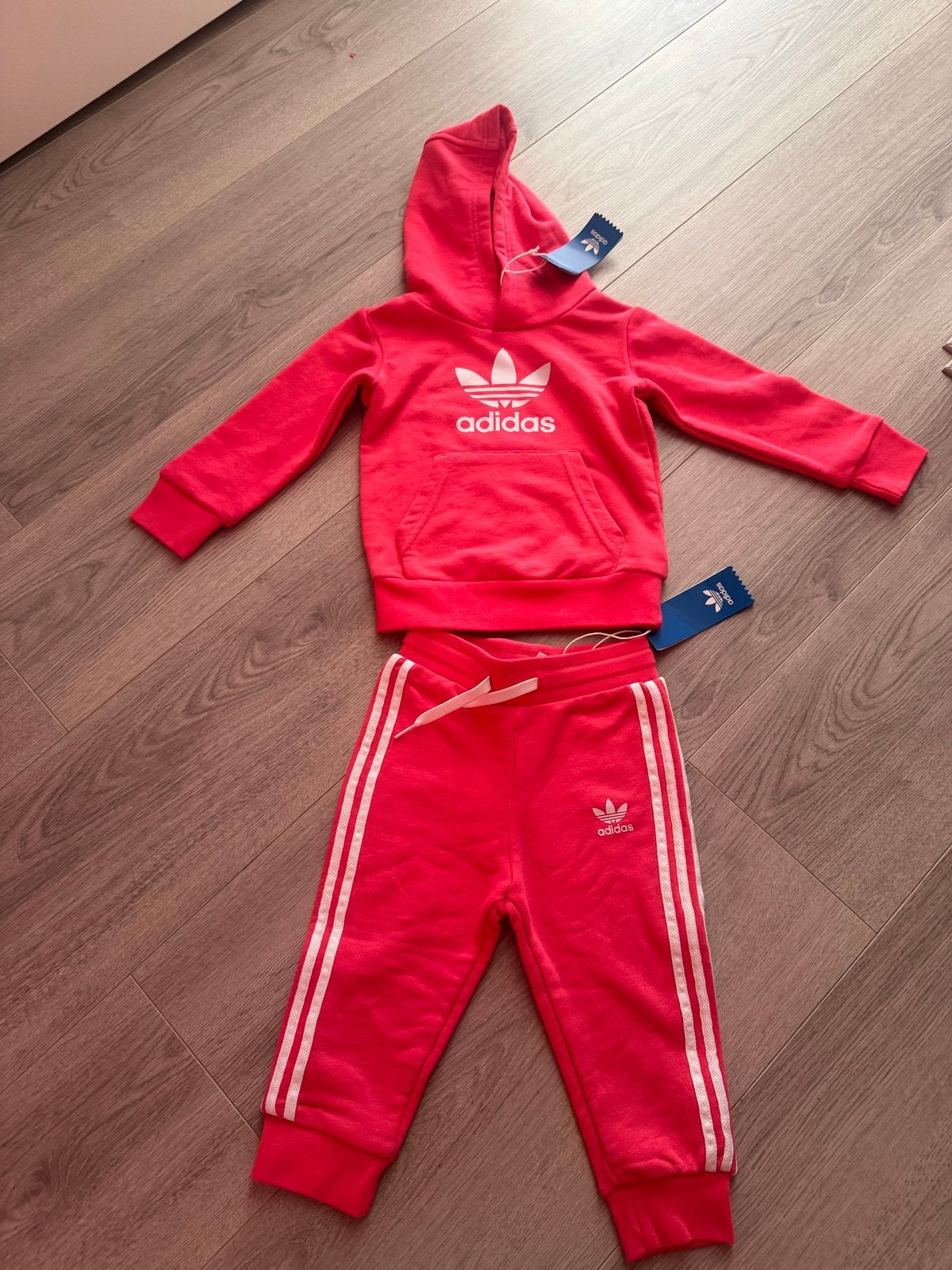 Adidas baby trainingspak rood - Nieuw met kaartjes, Ophalen of Verzenden, Nieuw, Jongetje of Meisje