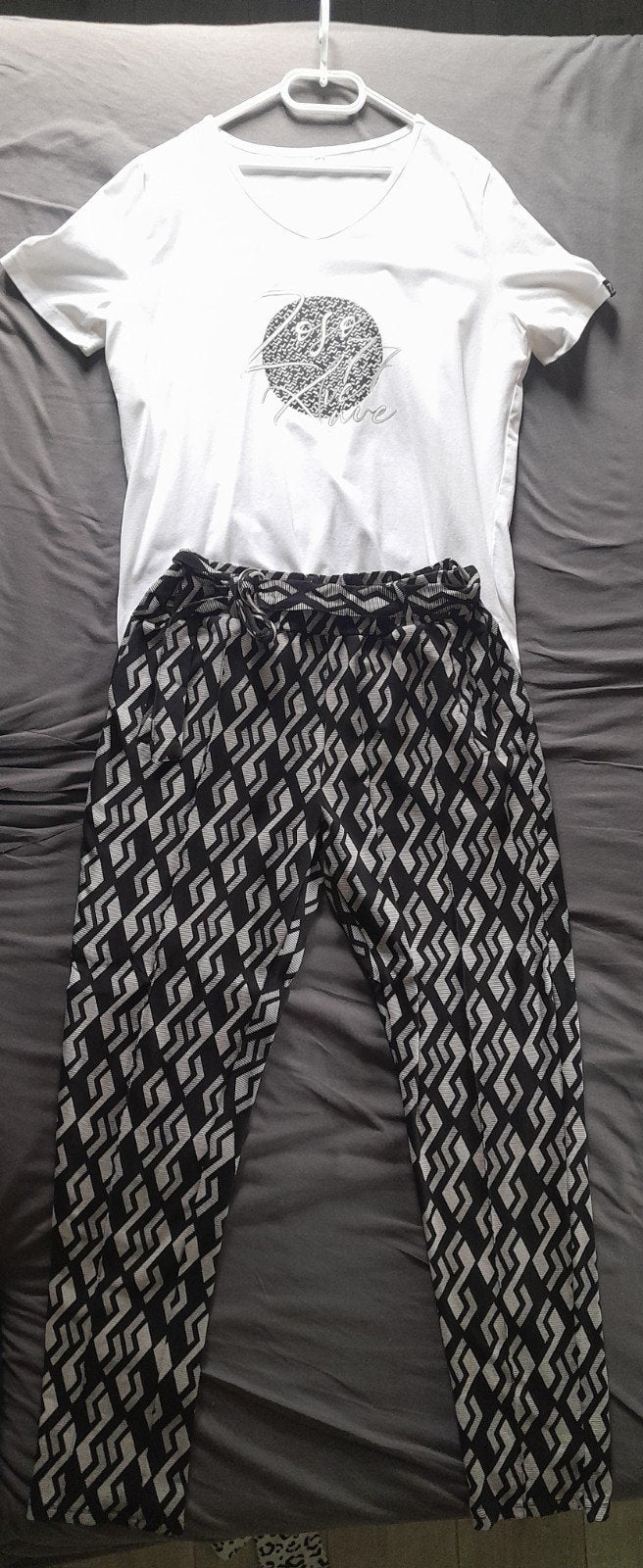 Zoso set: Broek en shirt, Kleding | Dames, Broeken en Pantalons, Maat 38/40 (M), Wit, Ophalen of Verzenden, Zo goed als nieuw