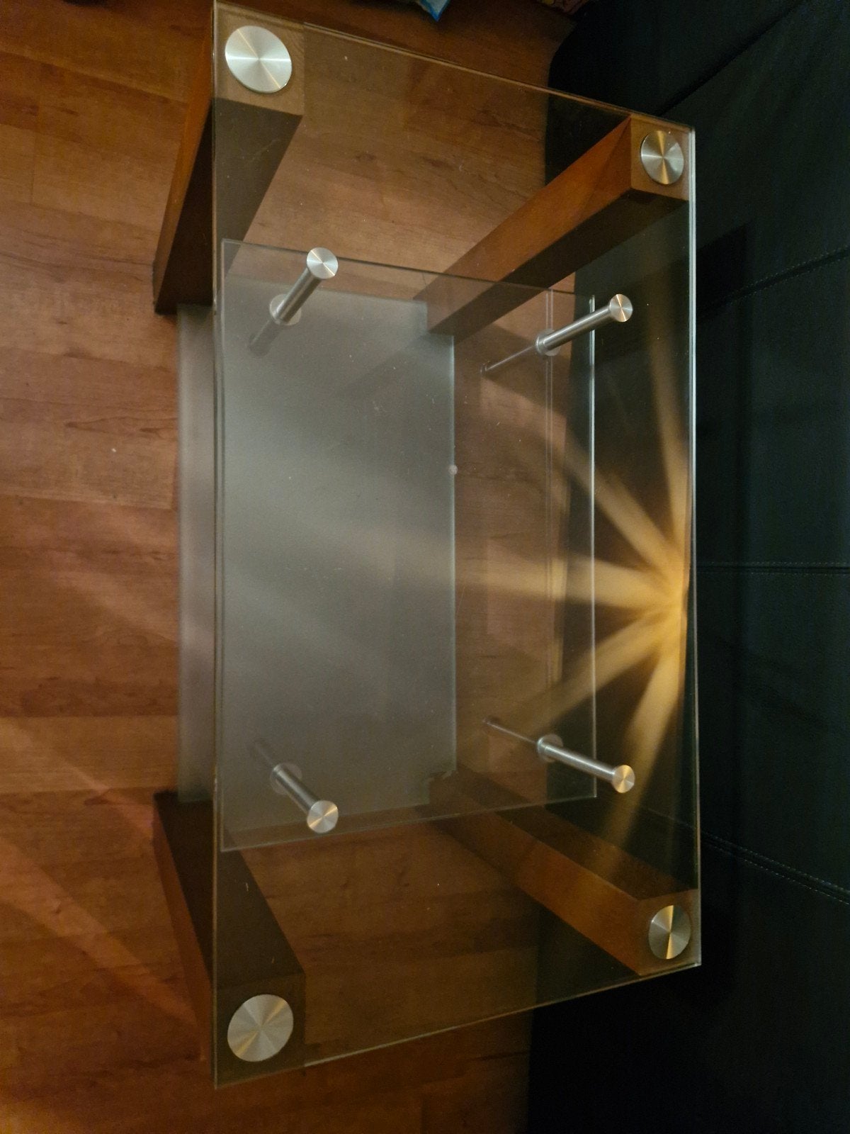 Glazen salontafel met houten poten en metalen details, Huis en Inrichting, Ophalen