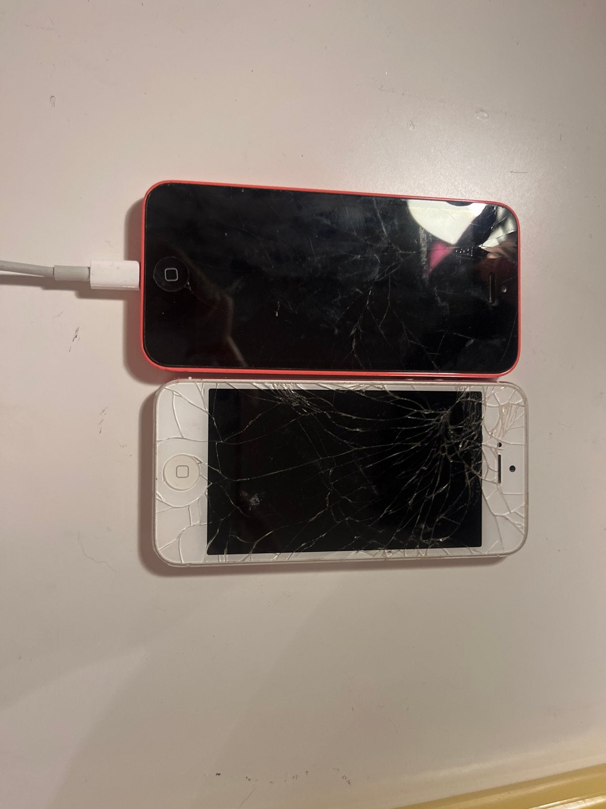 2x iPhone 5C/5S met barsten - Goede staat, scherm defect, Telecommunicatie, Mobiele telefoons | Apple iPhone, Verzenden, Niet werkend