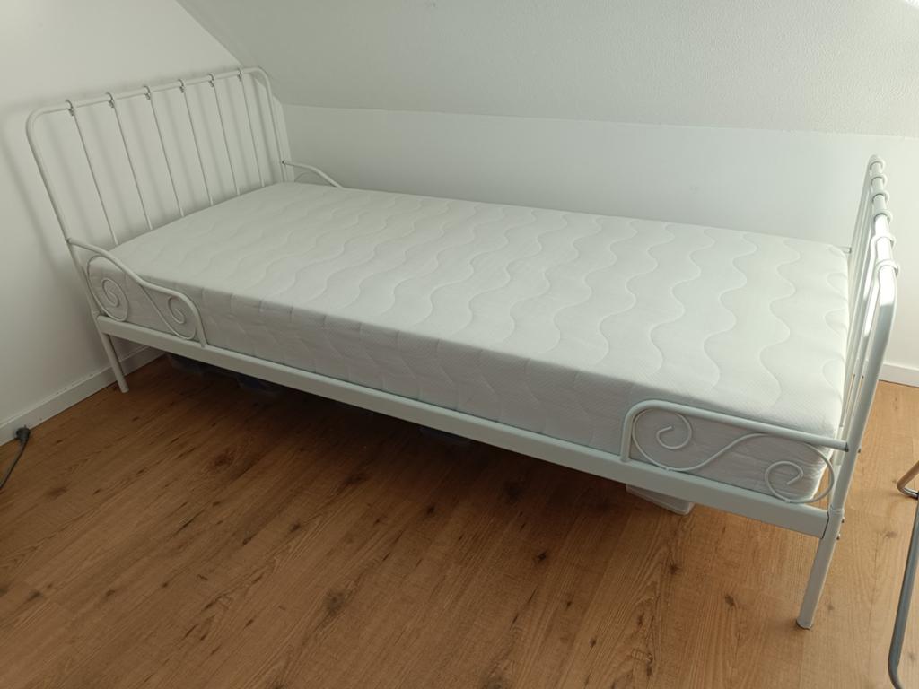 Ikea ijzeren eenpersoonsbed met ongebruikt matras, Huis en Inrichting, Slaapkamer | Bedden, Ophalen, Eenpersoons, Wit, Zo goed als nieuw
