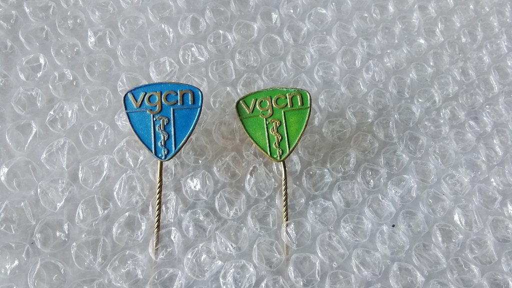 2 verschillende kleuren speldjes V.G.C.N., Verzamelen, Speldjes, Pins en Buttons, Ophalen of Verzenden, Zo goed als nieuw, Overige onderwerpen