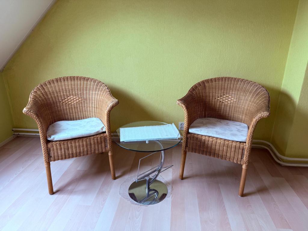 Twee rieten stoelen met een glazen tafeltje, Huis en Inrichting, Stoelen, Ophalen, Gebruikt, Bruin, Twee