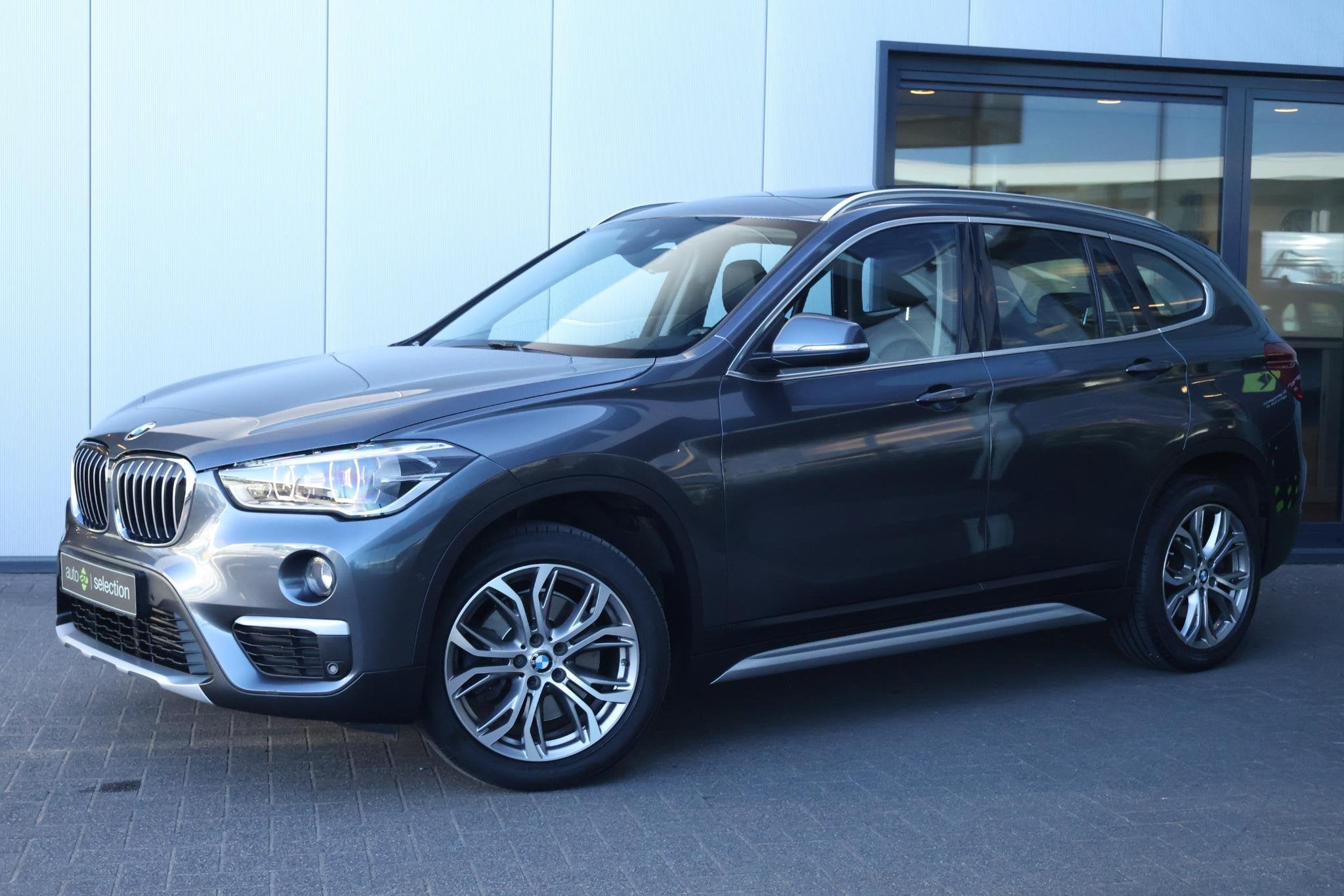 BMW X1 xDrive20i High Executive / Panorama / Sportstoelen, Auto's, 1998 cc, Stof, Gebruikt, 2000 kg
