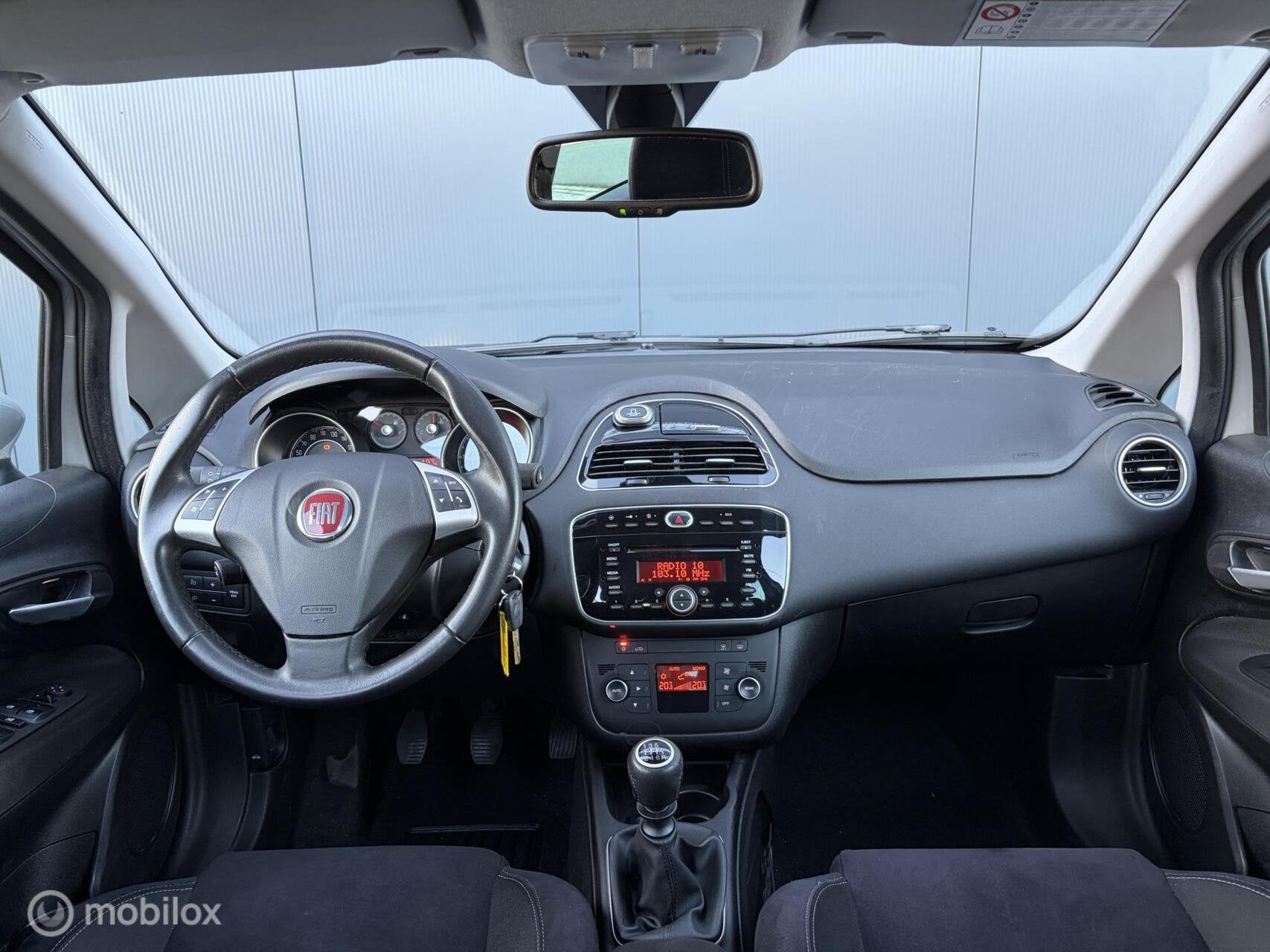 Fiat Punto Evo 0.9 TwinAir Lounge Airco Trekhaak 1ste Eigena, Auto's, Voorwielaandrijving, 86 pk, Gebruikt, Zwart