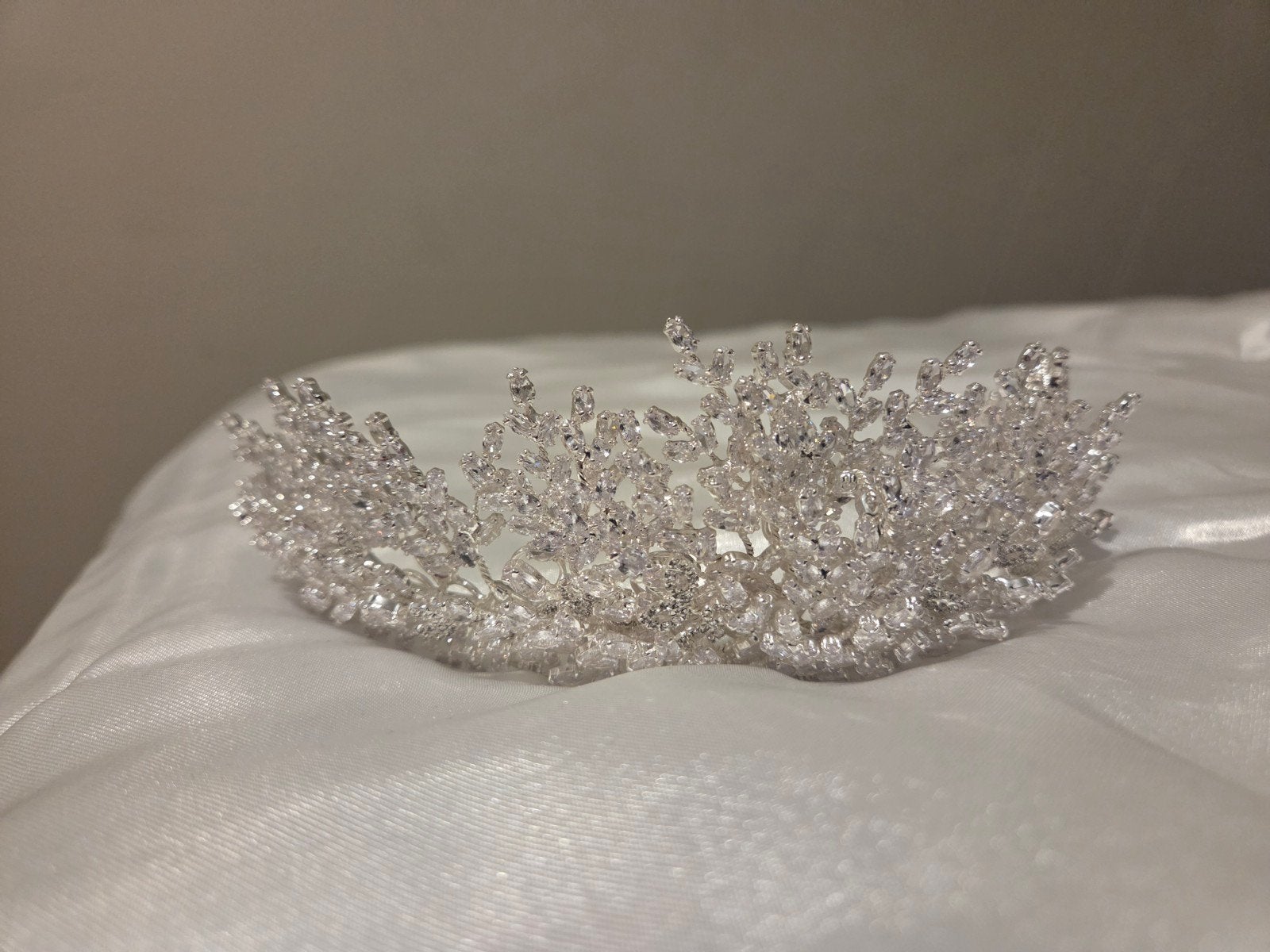 Zilverkleurige kroon/tiara met fonkelende kristallen, Ophalen