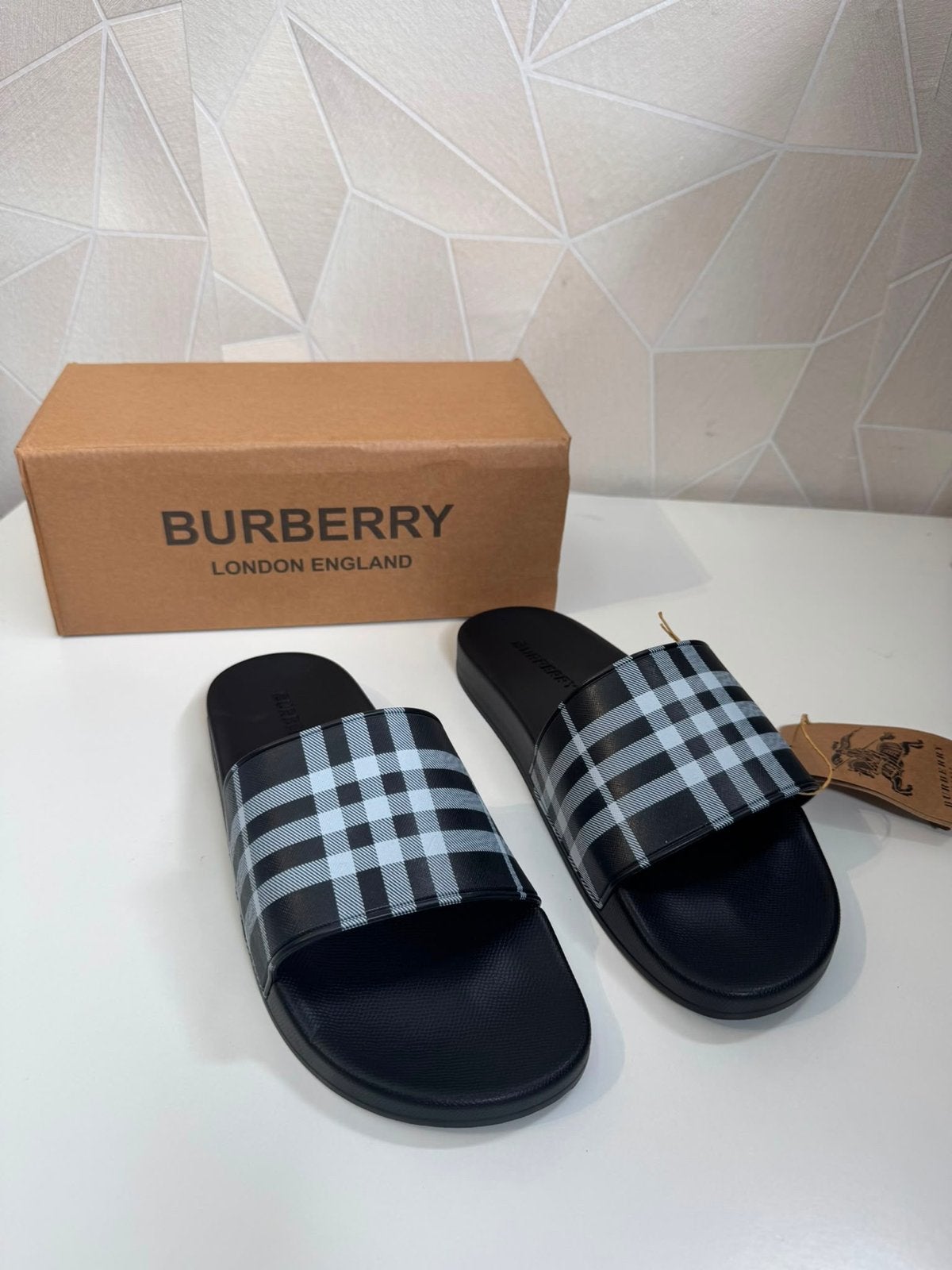 Burberry Slippers Zwart - Maten 43 & 44 (Nieuw met doos), Ophalen of Verzenden, Nieuw, Zwart, Slippers