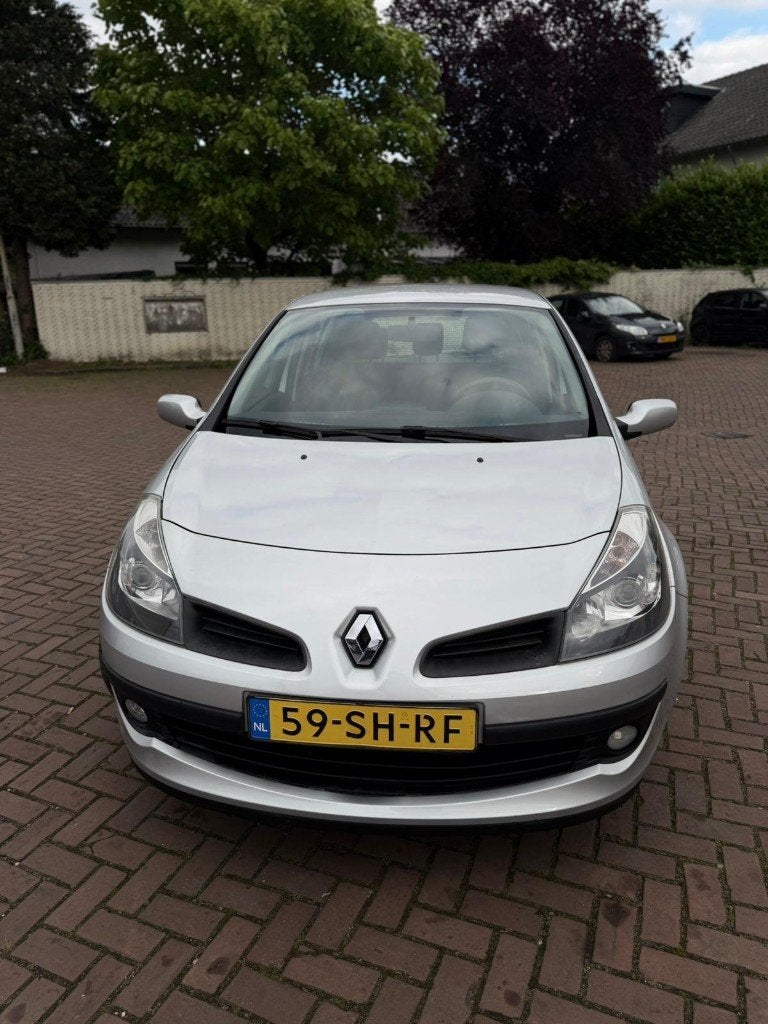 Renault Clio 1.6 16V 82KW 5-DRS 2006 Grijs APK+AIRCO, Auto's, Voorwielaandrijving, 4 cilinders, Origineel Nederlands, Handgeschakeld