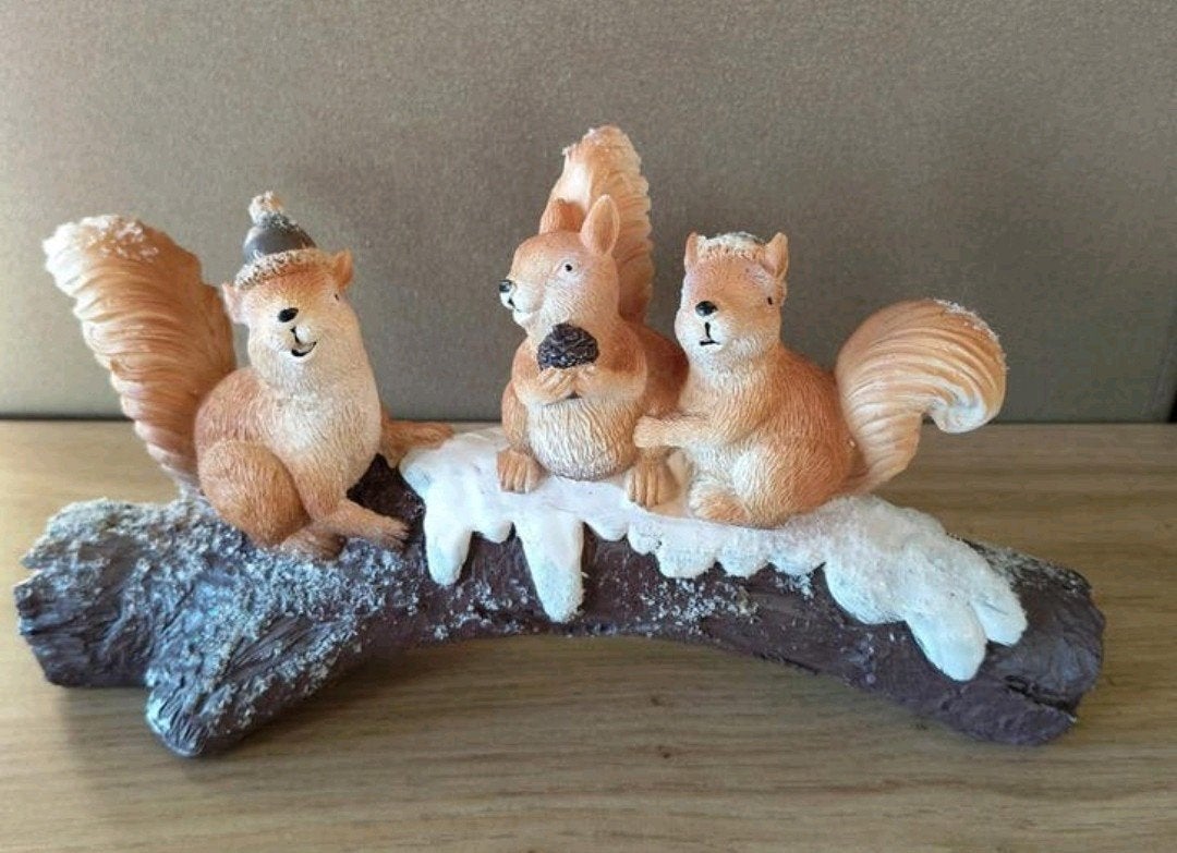 Decoratieve eekhoorns op besneeuwde boomstam*Herfst*Winter, Verzenden, Zo goed als nieuw, Bruin, Kunststof