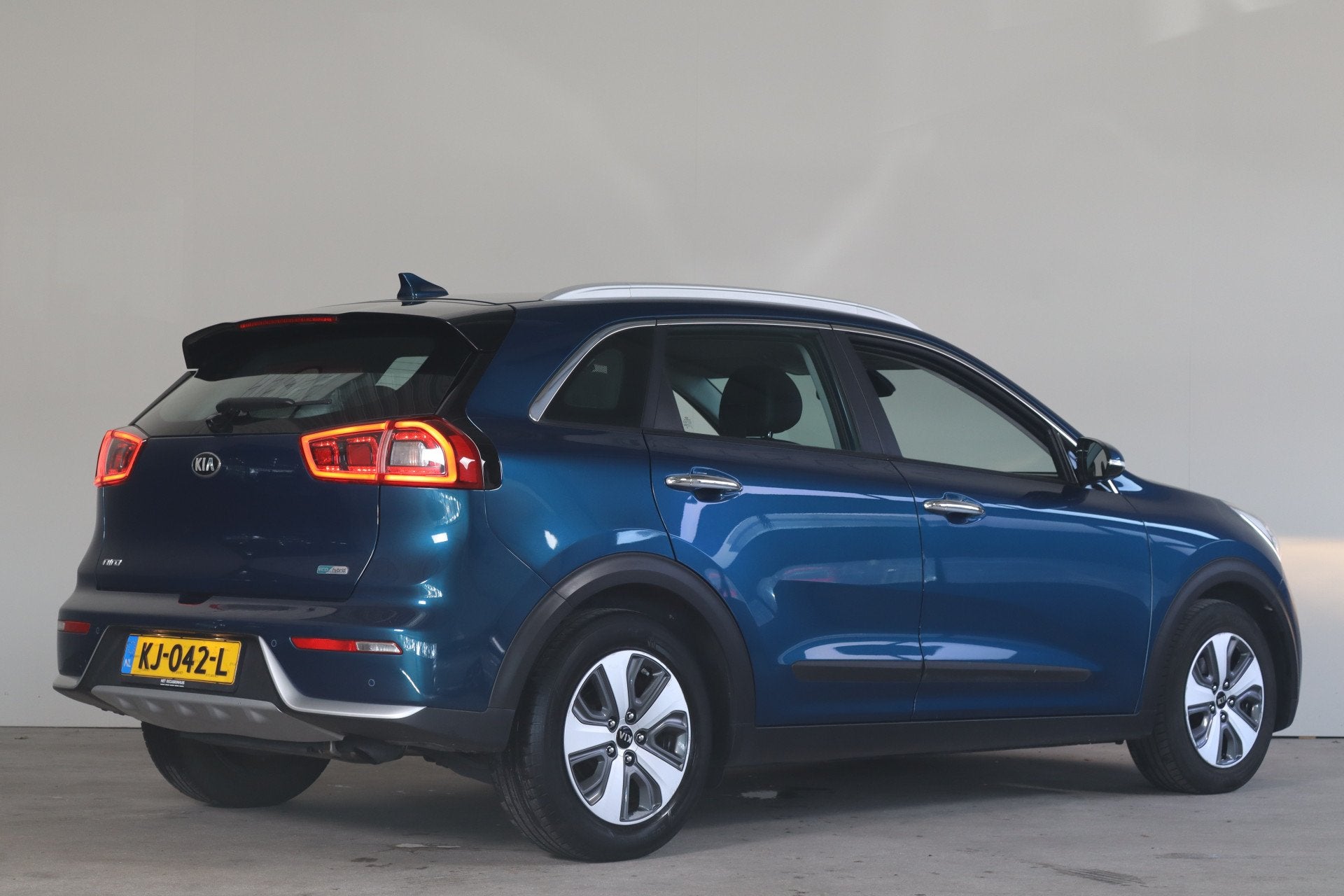 Kia Niro 1.6 GDi Hybrid First Edition NL-Auto! Camera i Appl, Auto's, Gebruikt, Euro 6, Blauw, Leder en Stof