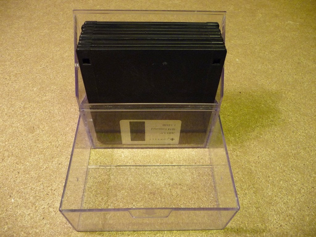 Diskettehouder met 9x diskettes [ 3.5" 1.44MB ], Ophalen