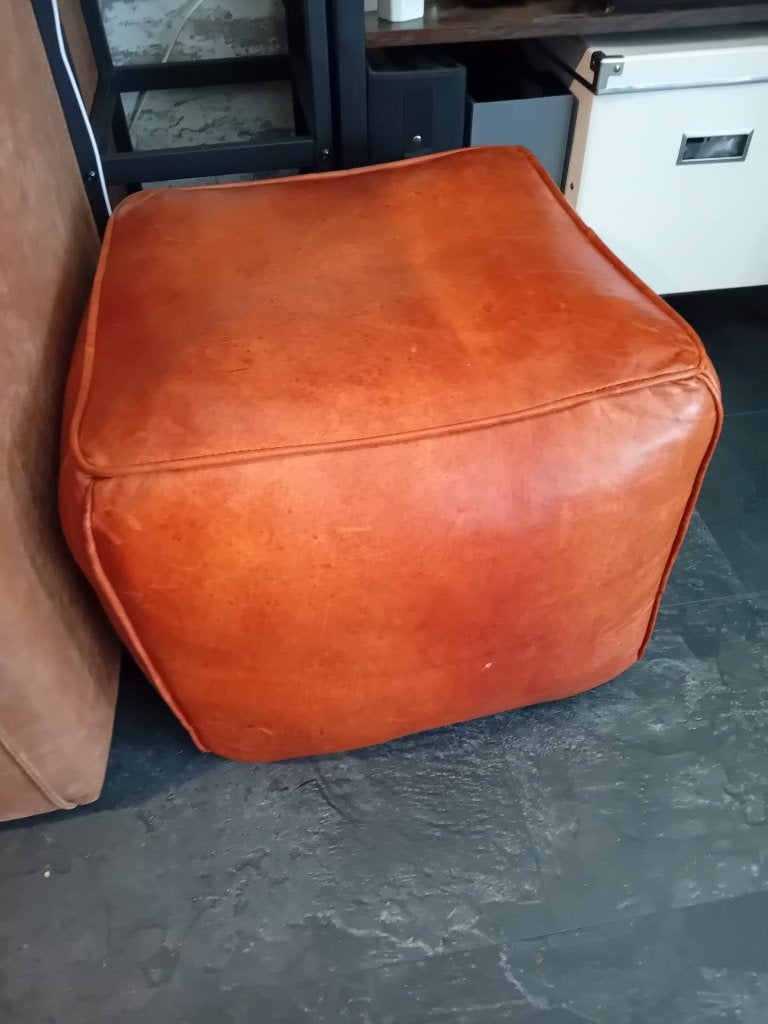 Lederen Poef te koop, Huis en Inrichting, Banken | Voetenbanken en Poefen, Ophalen, Minder dan 50 cm, Past in elk interieur, Vierkant