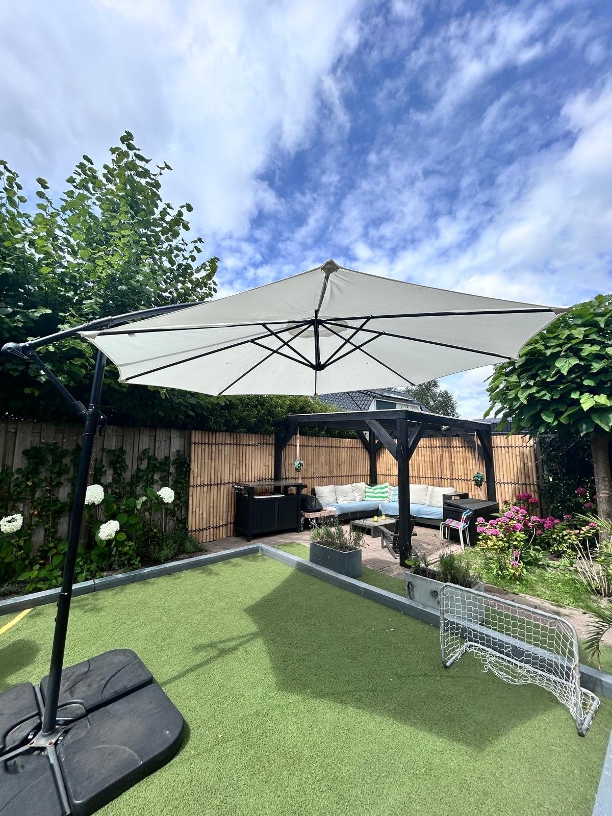 Zweefparasol wit met voet, Tuin en Terras, Parasols, Ophalen, Gebruikt, Kantelbaar, 2 tot 3 meter