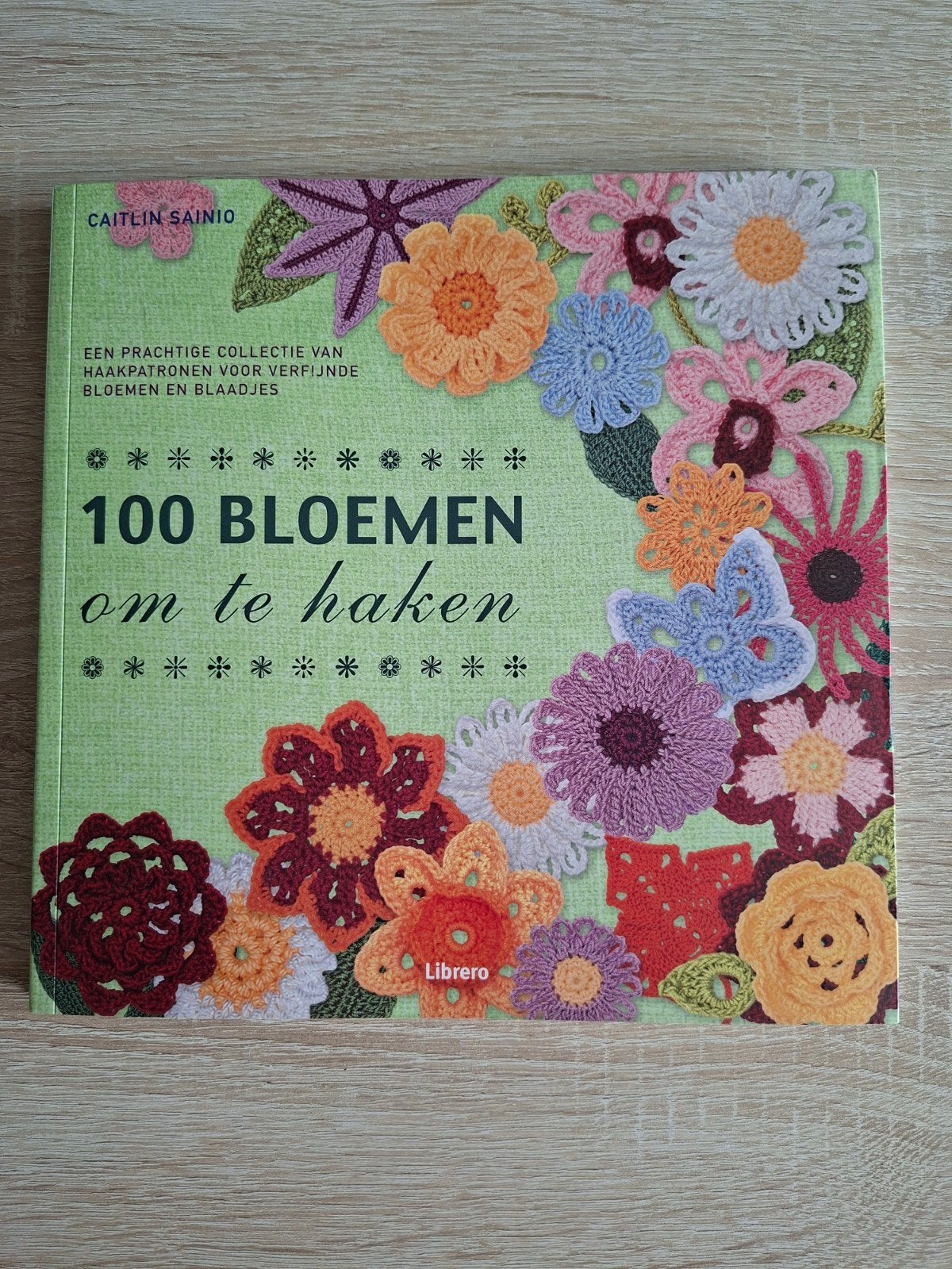 100 Bloemen om te haken - Caitlin Sainio, Ophalen of Verzenden, Zo goed als nieuw, Haken, Patroon of Boek