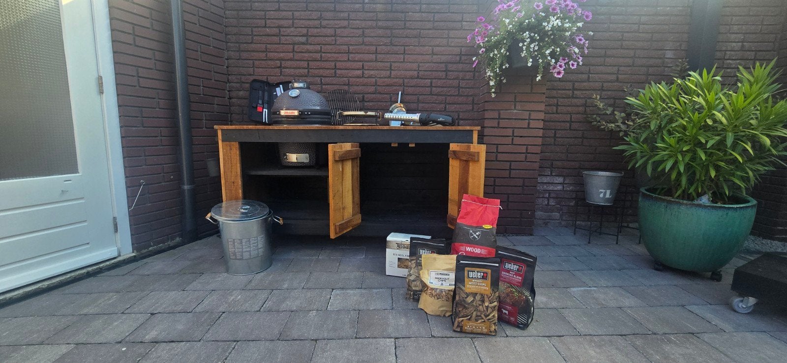 BBQ tafel met de grill guru, Tuin en Terras, Houtskoolbarbecues, Gebruikt, Met accessoires, Ophalen