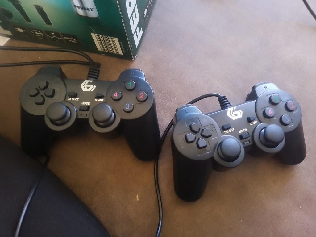3 Nieuwe USB Gamepads voor PC (2 duo, 1 los), Spelcomputers en Games, Games | Overige, Nieuw, 3 spelers of meer, Eén computer