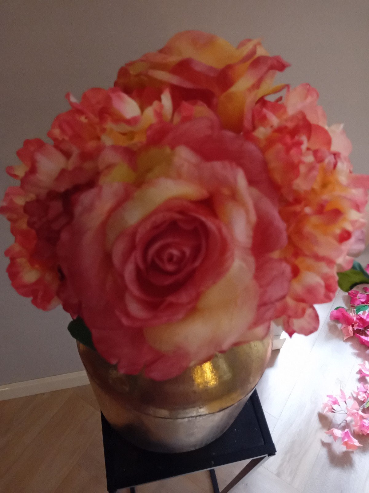 Prachtig kunstboeket met rozen en hortensia's, Huis en Inrichting, Meerkleurig, Textiel, Inclusief decoratie, Nieuw