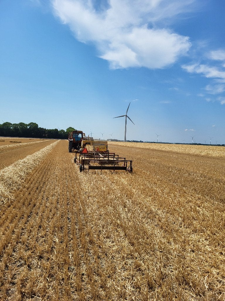 Kleine pakjes stro vanaf land, Ophalen, Nieuw