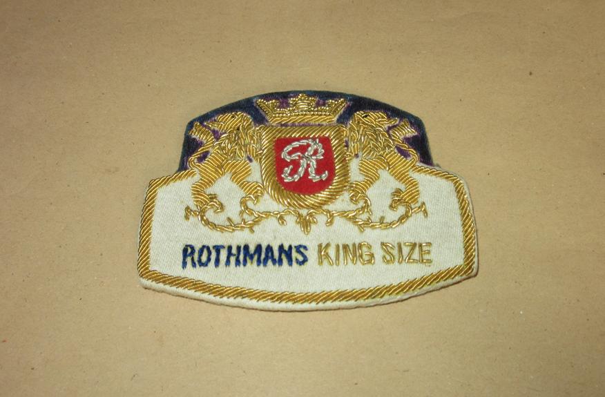 Rothmans kind size embleem, Verzamelen, Rookartikelen, Aanstekers en Luciferdoosjes, Verzenden, Zo goed als nieuw, Overige typen