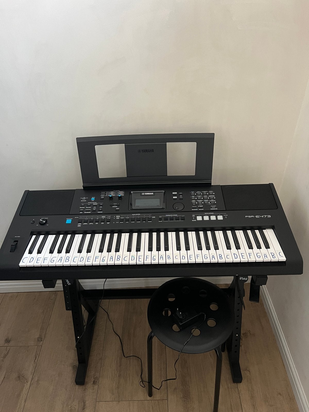 Yamaha PSR-E473 Keyboard met standaard, Muziek en Instrumenten, Keyboards, Ophalen, 61 toetsen, Yamaha, Zo goed als nieuw