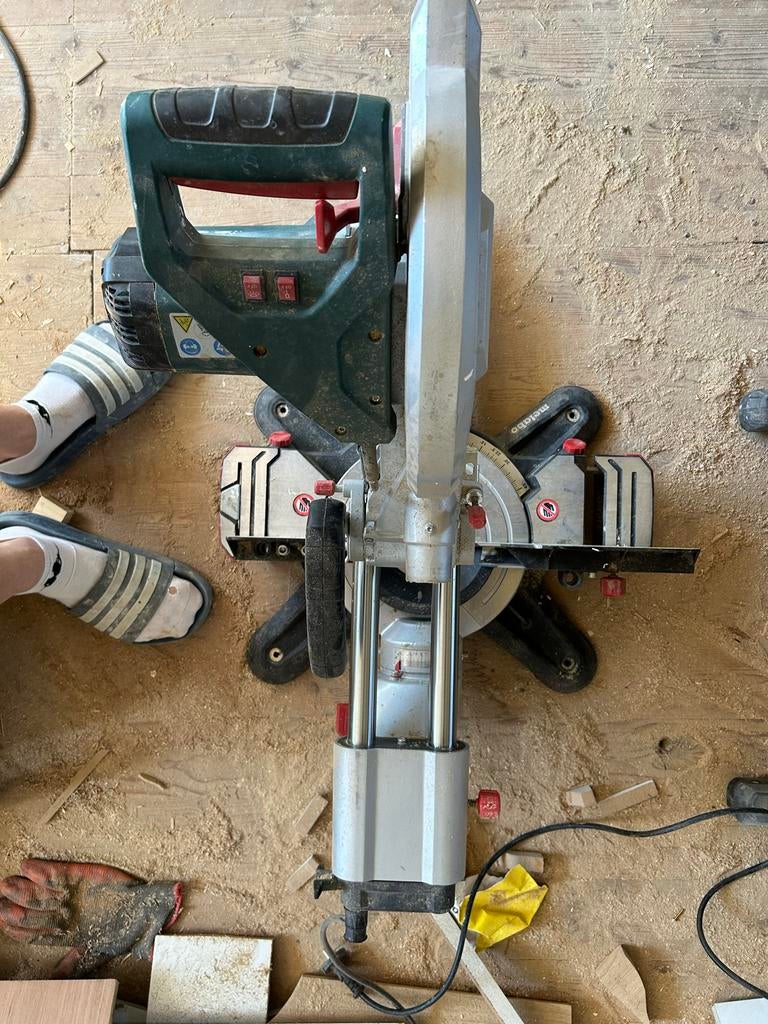 Metabo KGS305 Afkortzaag - Krachtige Zaag voor Precisiewerk, Doe-het-zelf en Verbouw, Ophalen, Gebruikt, 70 mm of meer, Afkortzaag