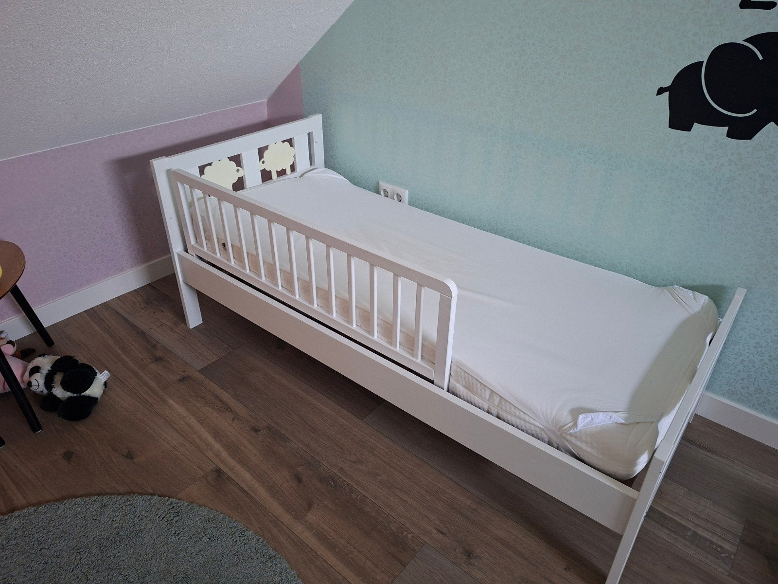 Wit peuterbed met uitvalbeveiliging en matras, Kinderen en Baby's, 70 tot 85 cm, 140 tot 160 cm, Zo goed als nieuw, Ophalen