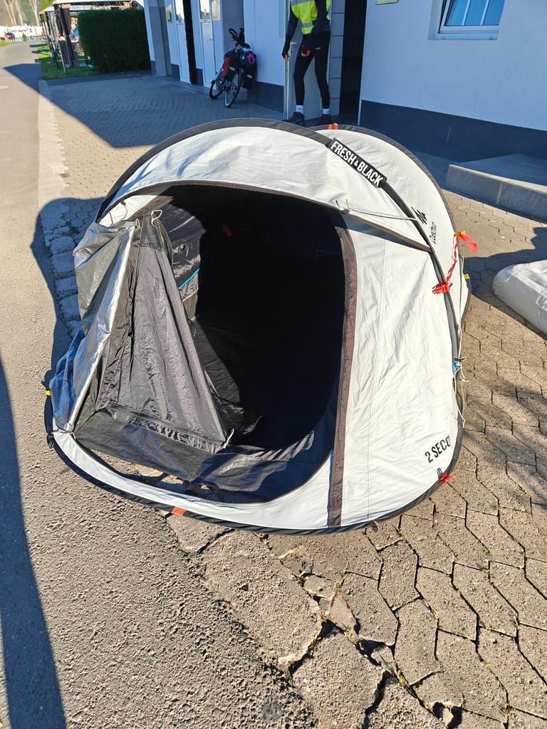 Decathlon Fresh & Black 2-persoons pop-up tent, Caravans en Kamperen, Tenten, Zo goed als nieuw, Ophalen