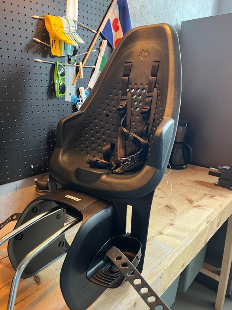 Thule Yepp 2 Maxi (NIEUW MODEL) achterzitje, frame montage, Fietsen en Brommers, Fietsaccessoires | Fietsstoeltjes, Ophalen, Zo goed als nieuw