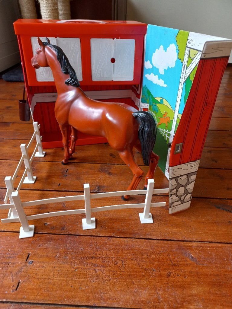 Barbie paardenstal met paard vintage, Ophalen, Gebruikt