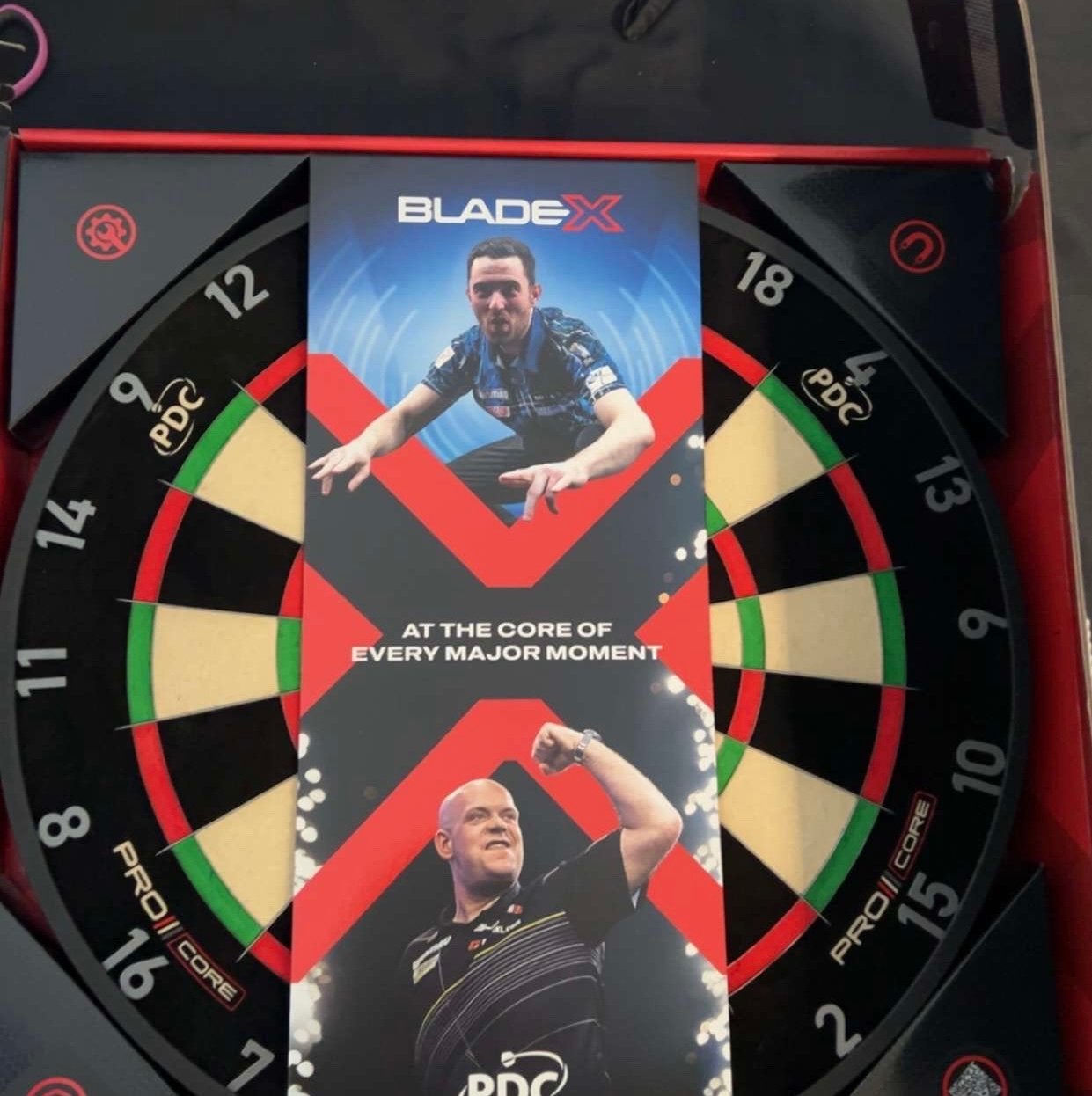 Blade x dardbord, Ophalen of Verzenden, Zo goed als nieuw, Dartbord