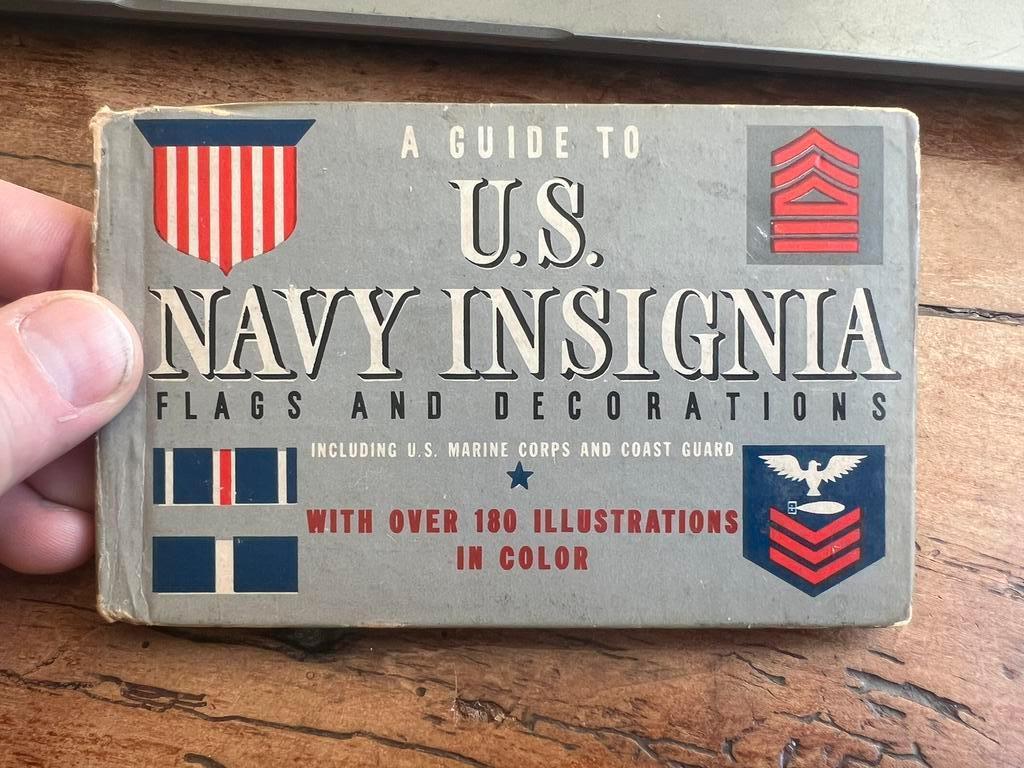 WO2 Amerikaans Navy Insignia Book medailles emblemen USMC, Verzamelen, Militaria | Tweede Wereldoorlog, Amerika, Ophalen of Verzenden