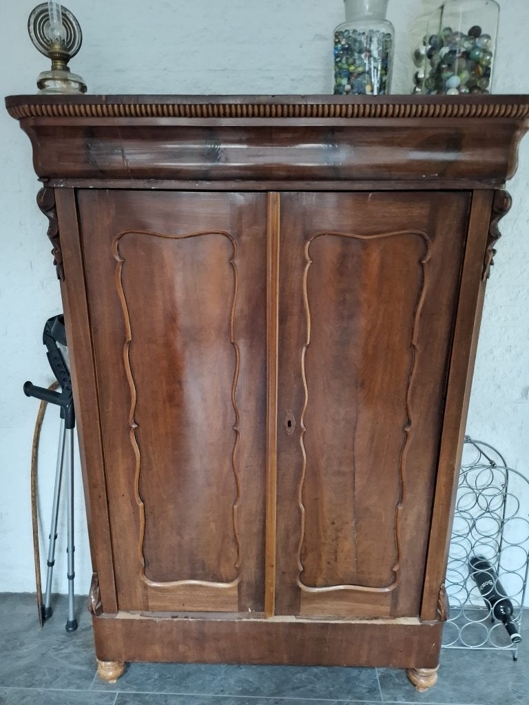 Antieke houten kast met sierlijke details, Ophalen