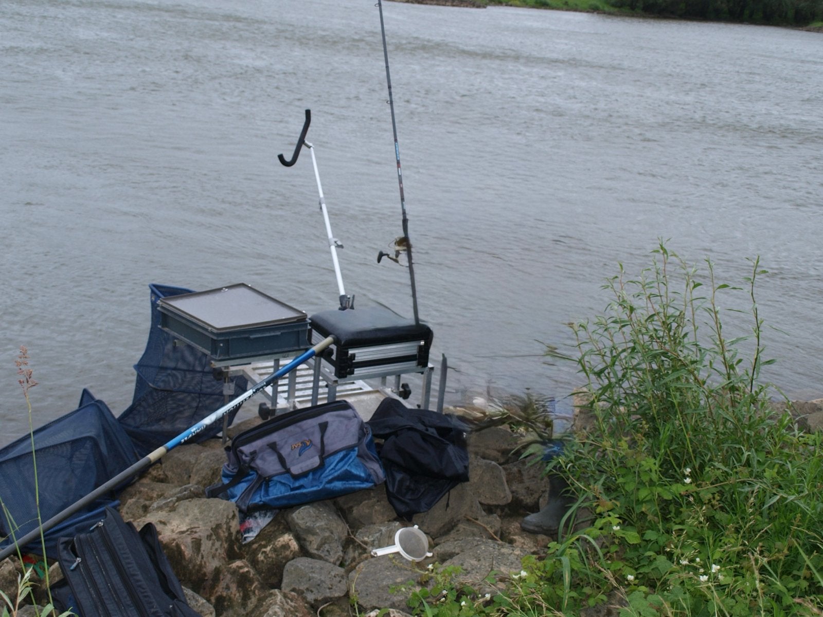 Viskist met plateau en Accessoires, Watersport en Boten, Ophalen, Gebruikt, Overige typen
