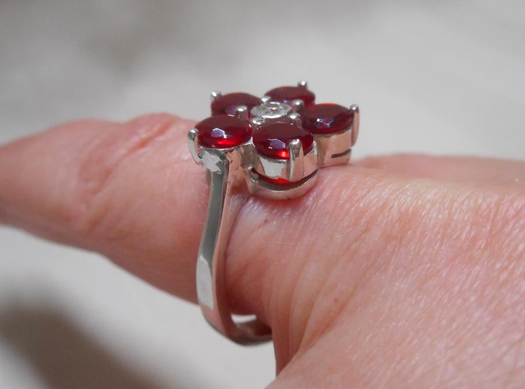 Zilveren ring met rode stenen bloem nr.2395, Sieraden, Tassen en Uiterlijk, Ringen, 18 tot 19, Verzenden, Zo goed als nieuw, Dame