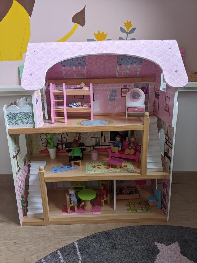 Groot houten poppenhuis met meubels en poppen, Ophalen of Verzenden, Zo goed als nieuw, Poppenhuis