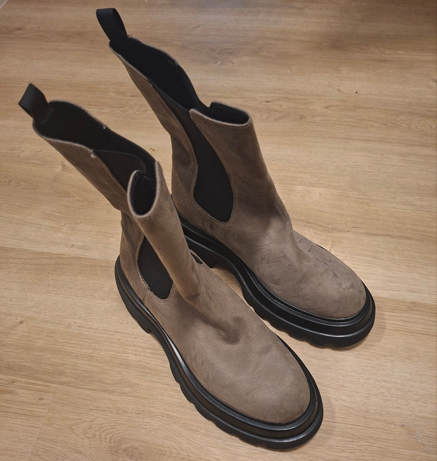 Taupe suède enkellaarzen met grove zool, Ophalen of Verzenden, Zo goed als nieuw, Overige kleuren, Lage of Enkellaarzen