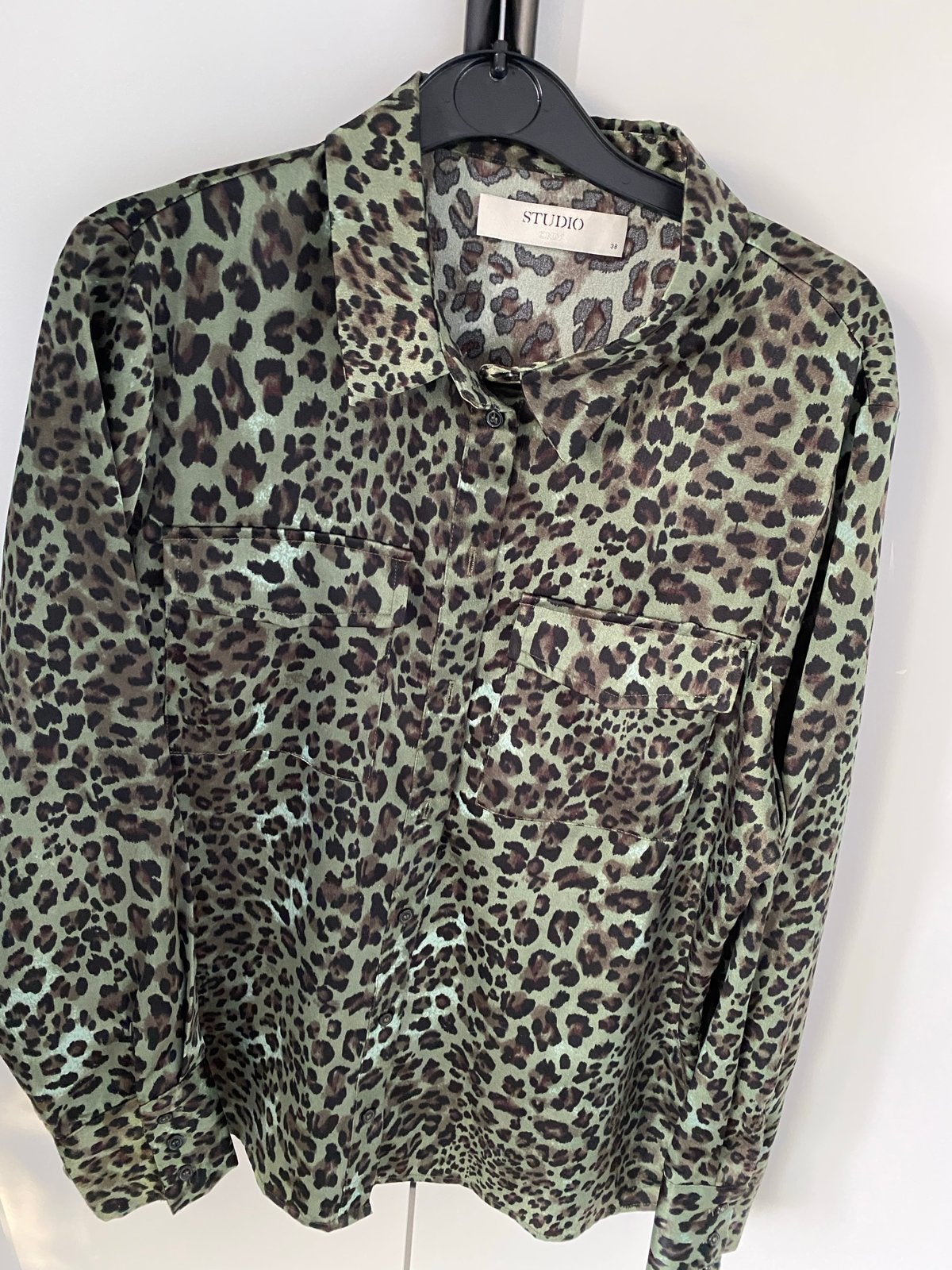 Studio Only Blouse met Luipaardprint - Maat 38, Kleding | Dames, Ophalen of Verzenden, Zo goed als nieuw, Maat 38/40 (M), Groen