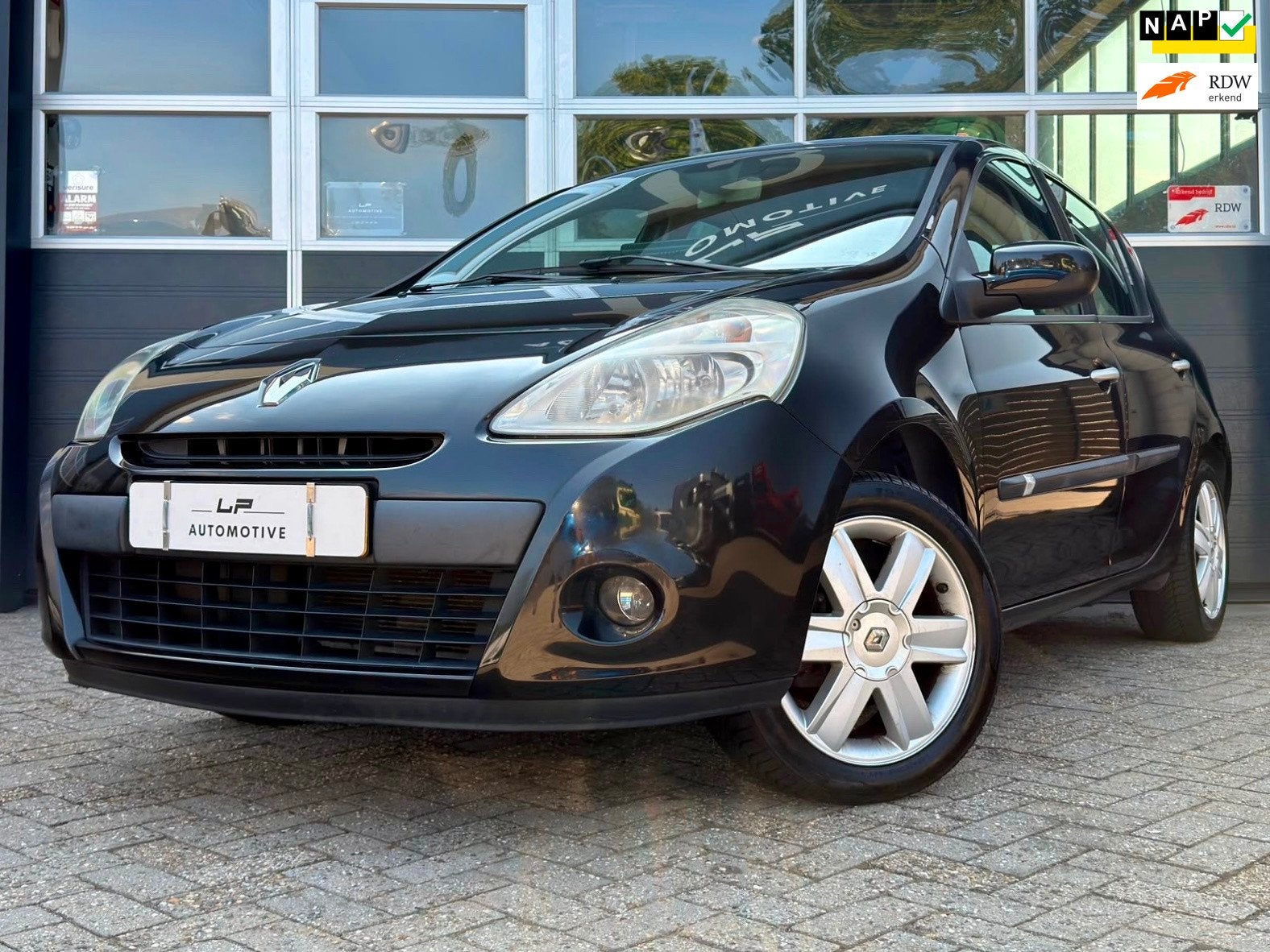 Renault Clio 1.2 Sélection / 2e eig / 5-drs / Scherm / APK, Voorwielaandrijving, Gebruikt, 4 cilinders, Origineel Nederlands