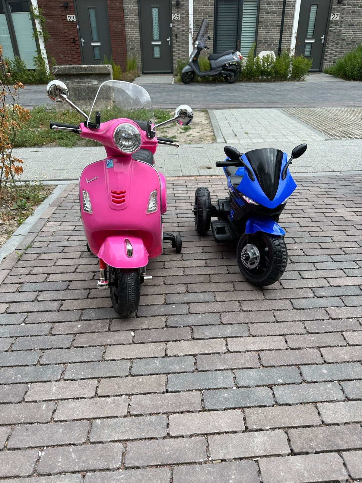 DIRECT OPHALEN!  2 elektrische kinderscooters met oplader, Kinderen en Baby's, Speelgoed | Buiten | Accuvoertuigen, Gebruikt, Ophalen