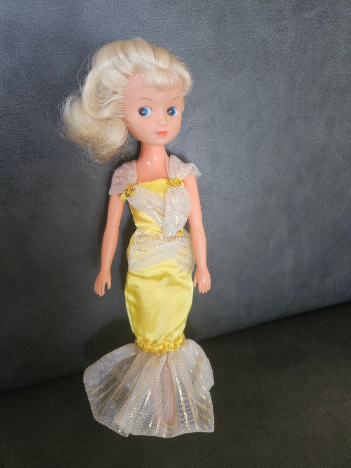 Fleur pop in gele jurk vintage, Verzamelen, Poppen, Ophalen of Verzenden, Gebruikt, Overige typen