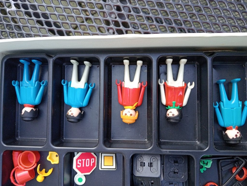 Foto 7 van vintage playmobil koffer met poppetjes en diverse assoires