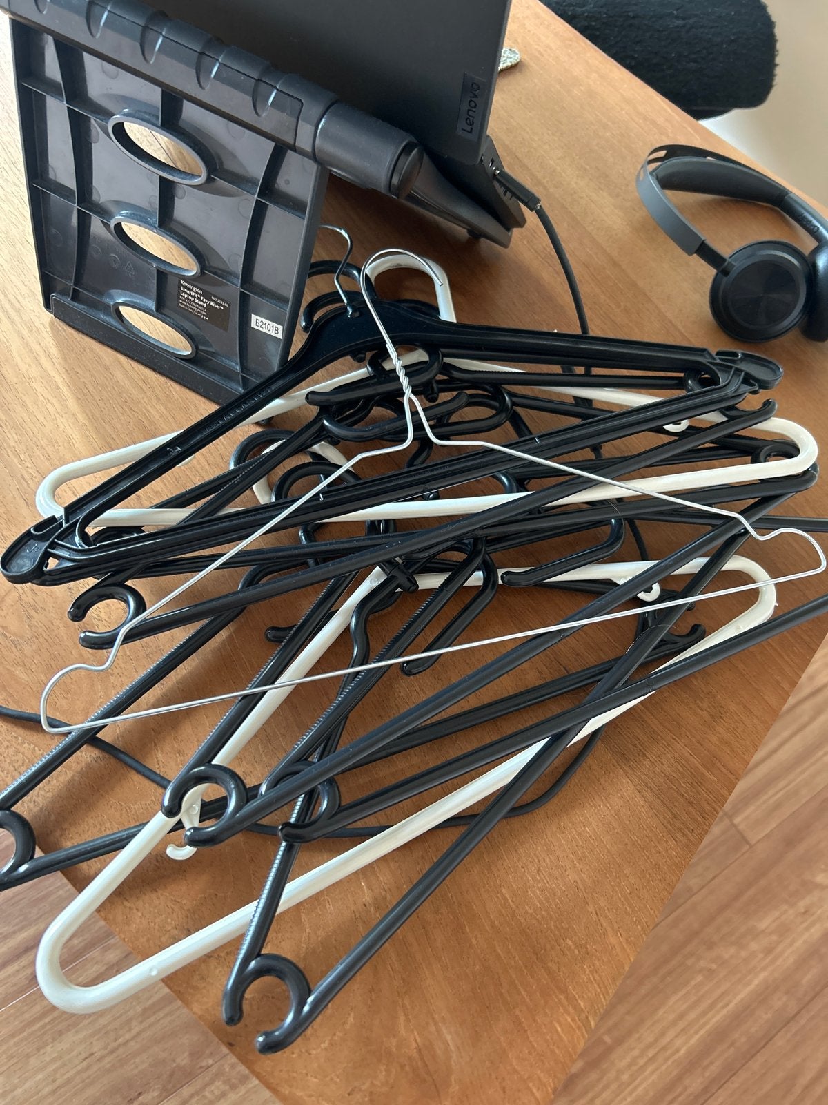 Verzameling plastic kleerhangers (zwart en wit), Kleding | Dames, Ophalen, Gebruikt, Kunststof, Volwassenen
