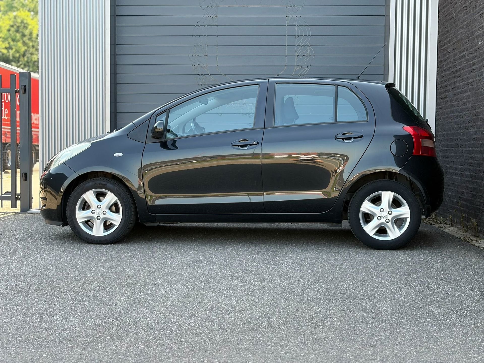 Toyota Yaris 1.3 VVTi Luna MMT Automaat|Ecc|Sensor, Stof, 750 kg, 4 cilinders, Zwart