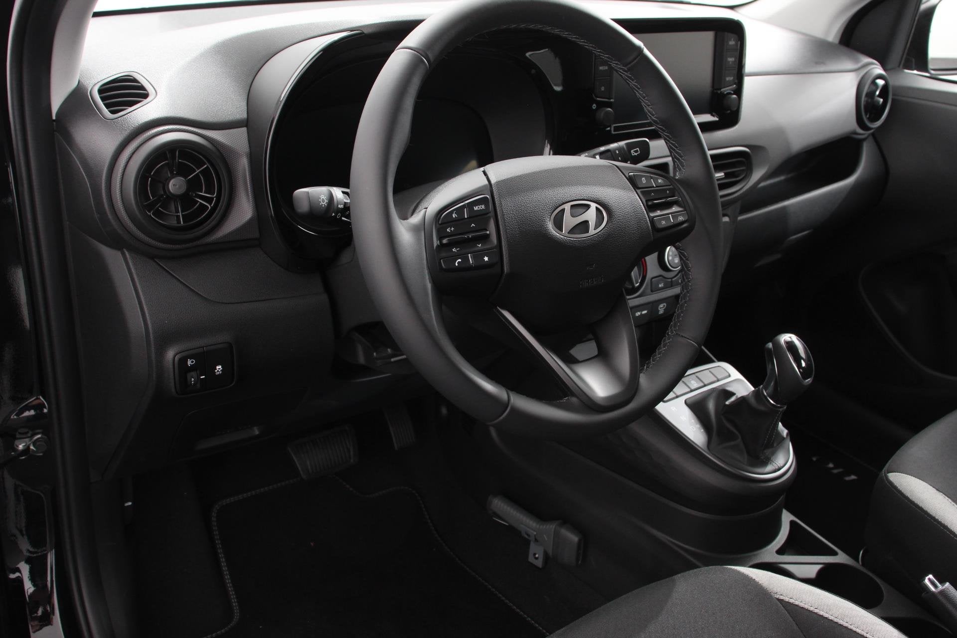 Hyundai i10 1.0 Automaat Comfort 5-zits Navigatie Apple Carp, Auto's, Stof, Gebruikt, 899 kg, Zwart