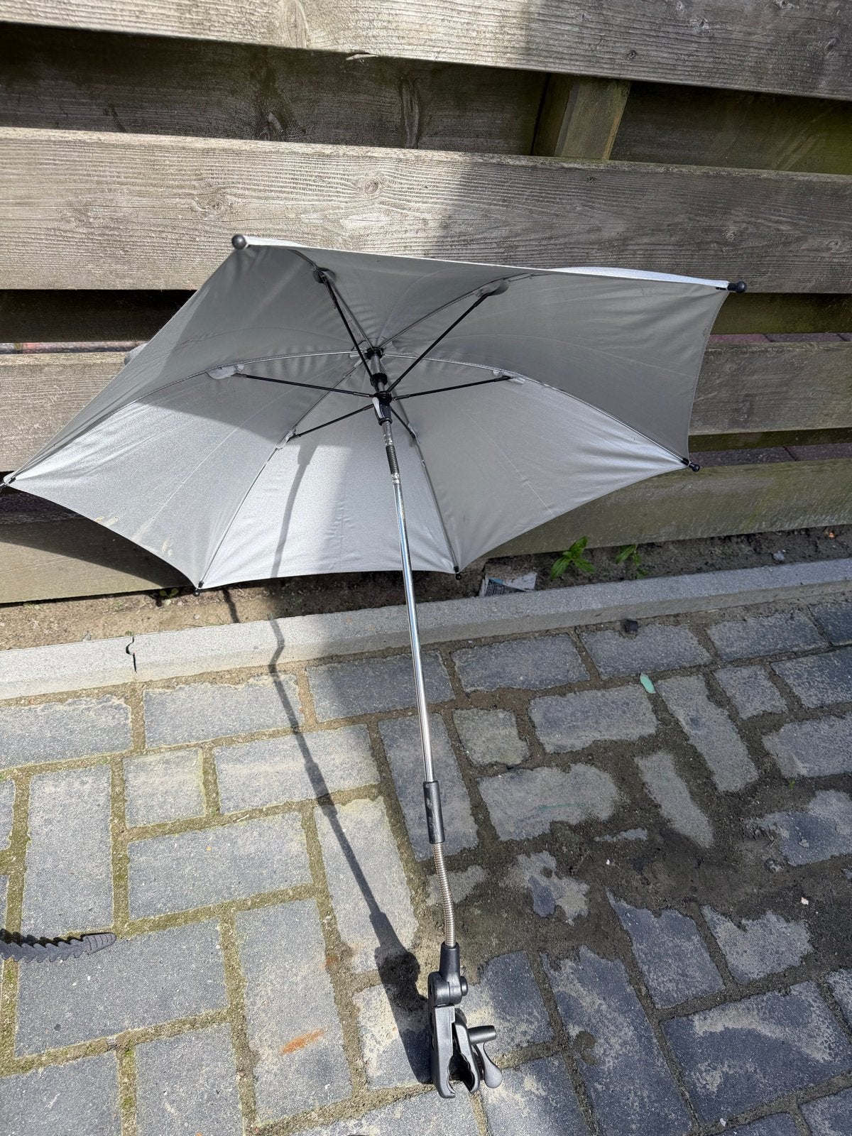 Zilverkleurige parasol met klembevestiging, Sieraden, Tassen en Uiterlijk, Paraplu's, Gebruikt, Grijs, Ophalen